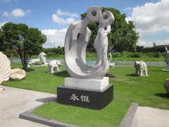 永恒之恋：九游会俱乐部碑雕中的爱之赞歌