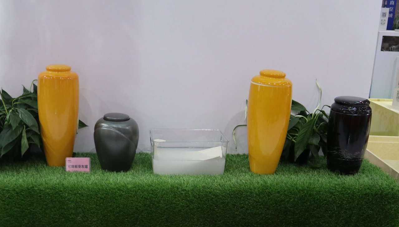 生命最后的礼物：一只可降解骨灰坛种出的绿色未来