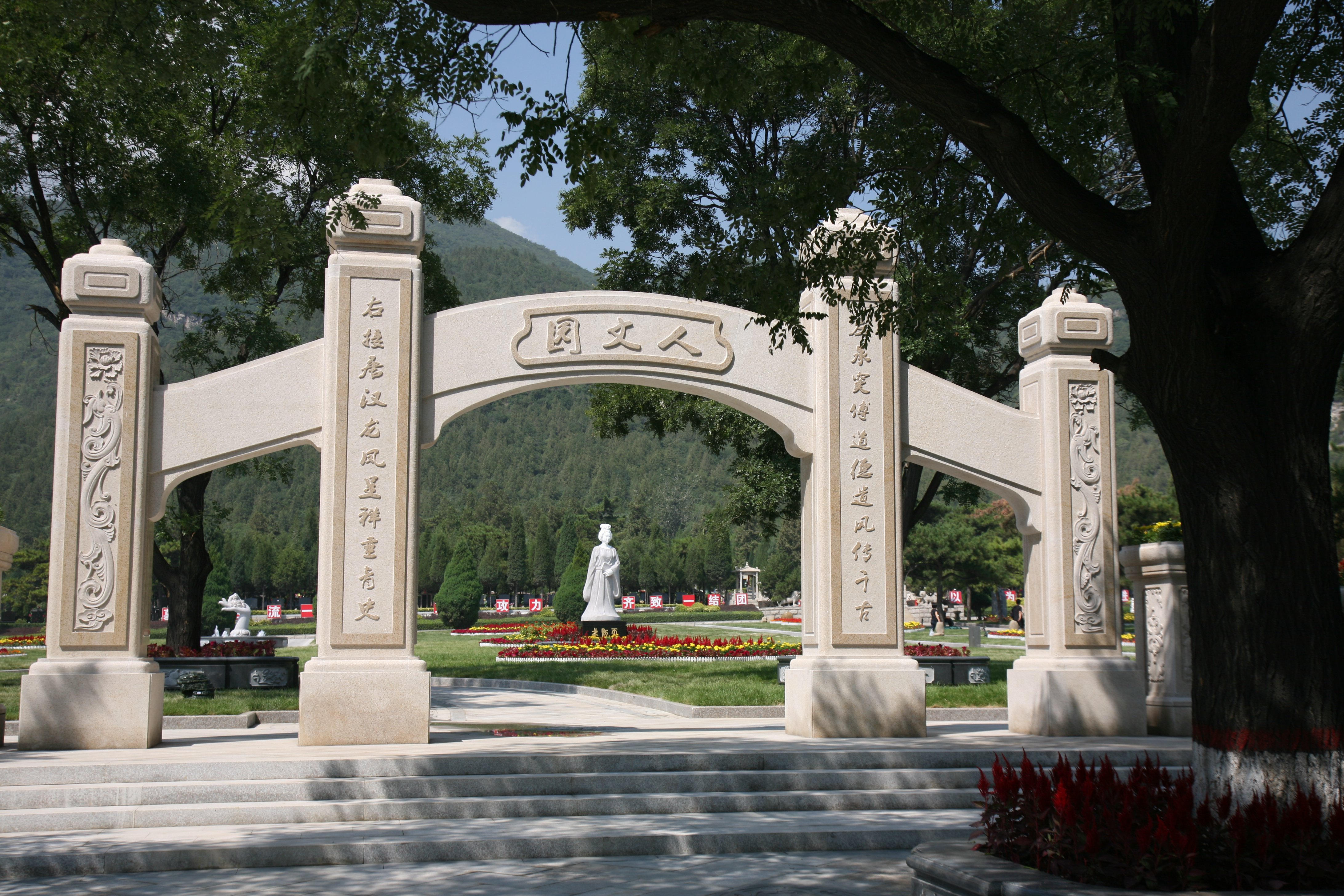 龙山墓园：于陵园规划中绘就历史与生态新画卷